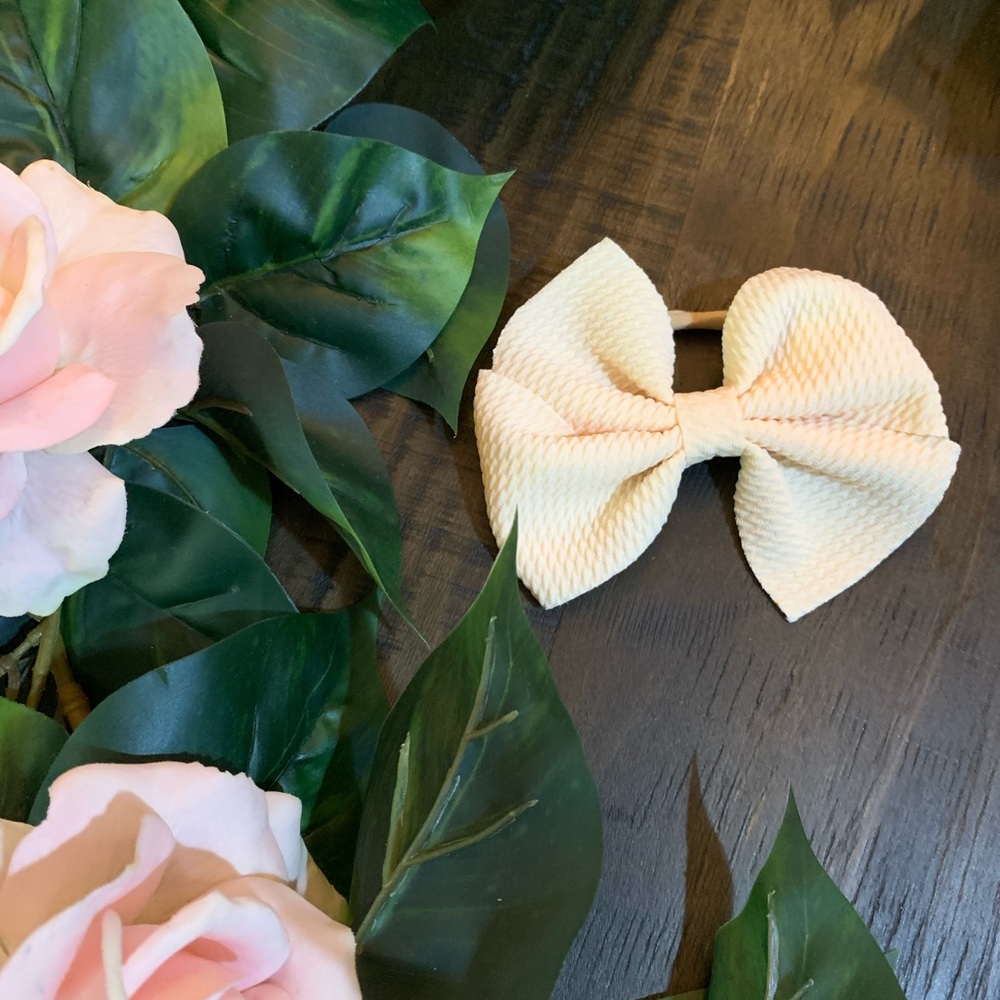 Nylon bow headband.